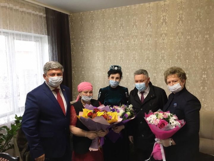 В Зеленодольске поздравили ветерана педагогического труда с Международным днём семьи