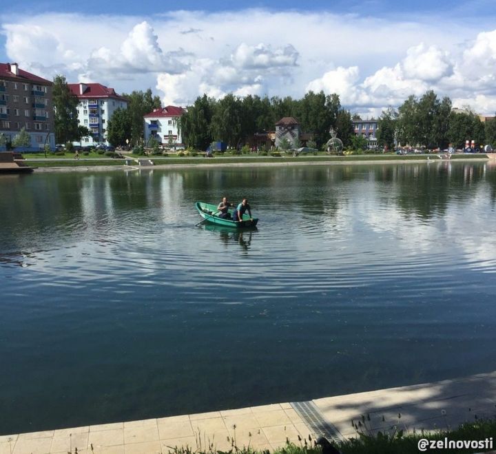 В Зеленодольске городское озеро очищают от мусора