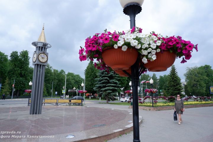 Мотопробег, цветочный триколор и гимн страны: в Зеленодольске отметили День России