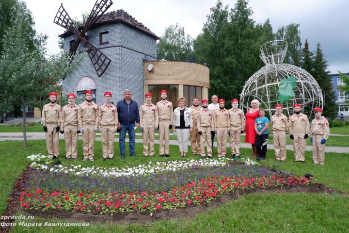 Мотопробег, цветочный триколор и гимн страны: в Зеленодольске отметили День России