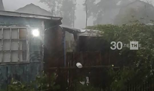 Очевидцы сняли на видео град и ураганный ветер в поселке Васильево
