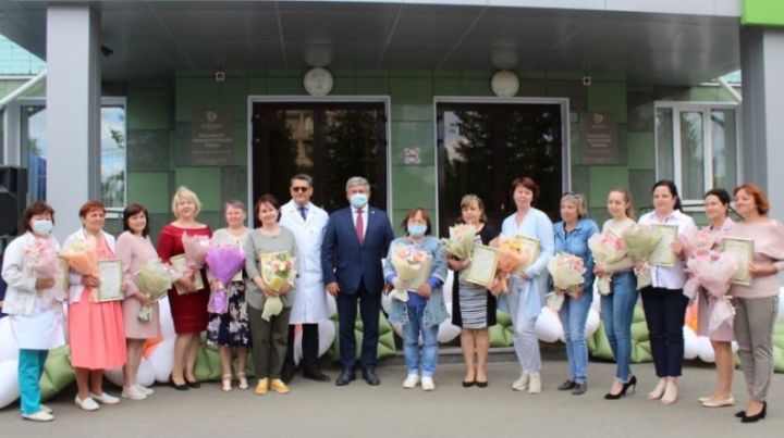 Михаил Афанасьев передал зеленодольским врачам 300 комплектов защитных костюмов