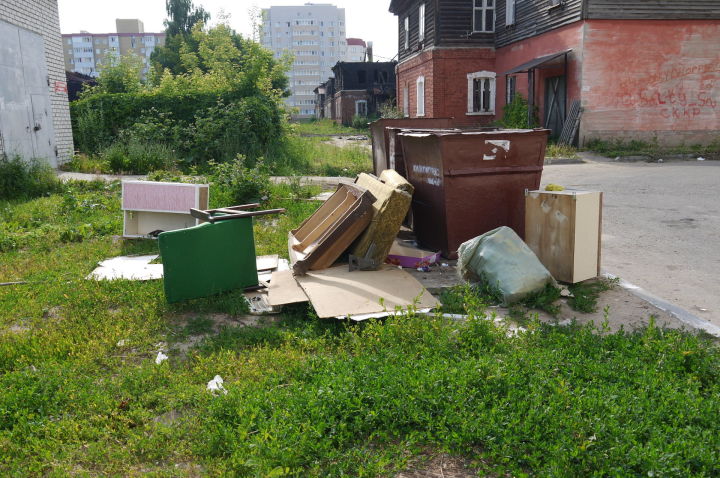 Рыночные торговцы по ночам заваливают мусором контейнеры жилого дома