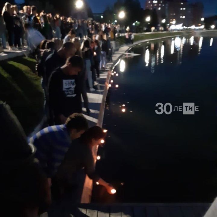 В Зеленодольске в память об утонувшем подростке по озеру запустили десятки свечей