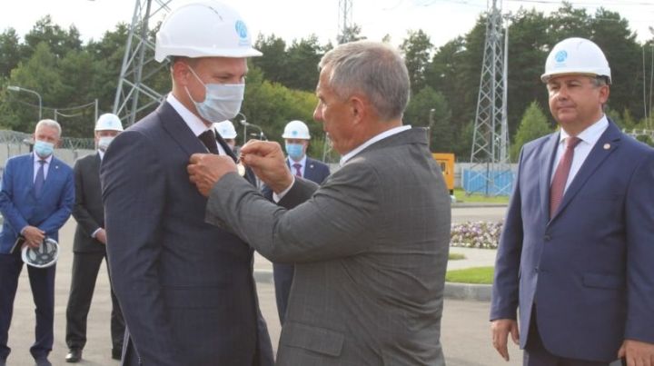 Рустам Минниханов вручил государственные награды сотрудникам электрической подстанции «Зеленодольская»