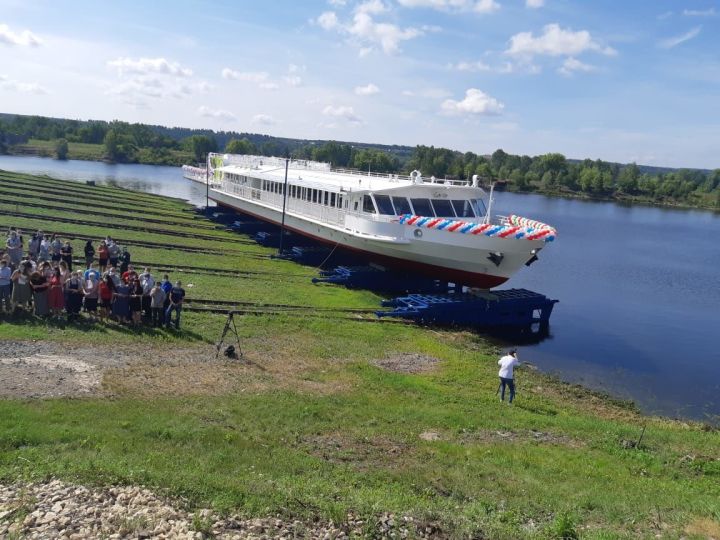 В Зеленодольске прошел спуск катера, работающий на СПГ