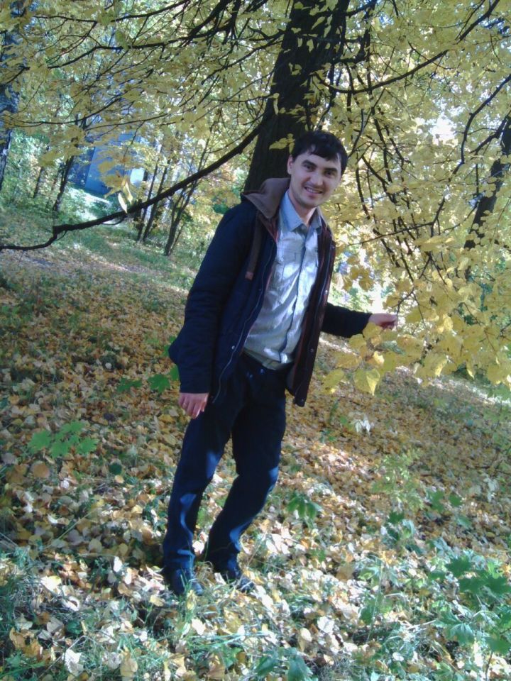 Руслан Ахтямов, житель Полукамушек, голосует на участке №1506, расположенном в здании КИУ имени Тимирясова на Рогачева, 4