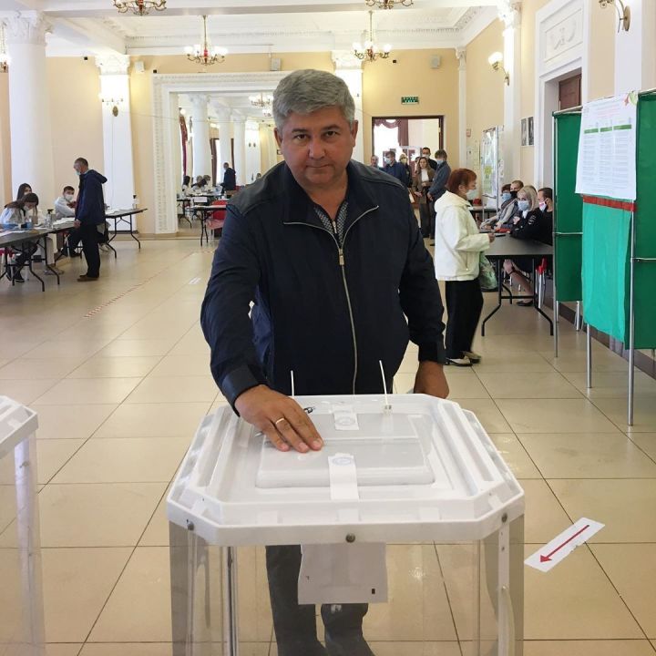 Михаил Афанасьев приехал на избирательный участок на ретро-автомобиле