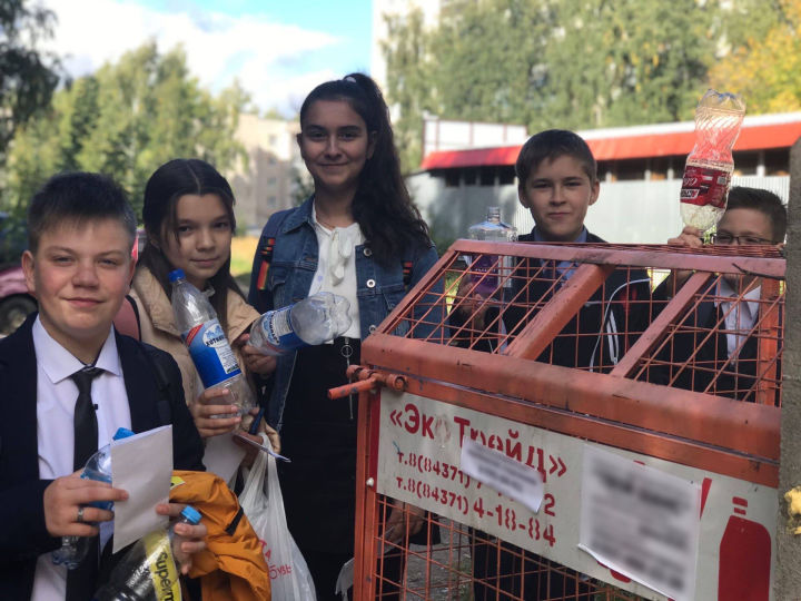 Школьники организовали акцию по сбору пластиковых бутылок в микрорайоне Мирный