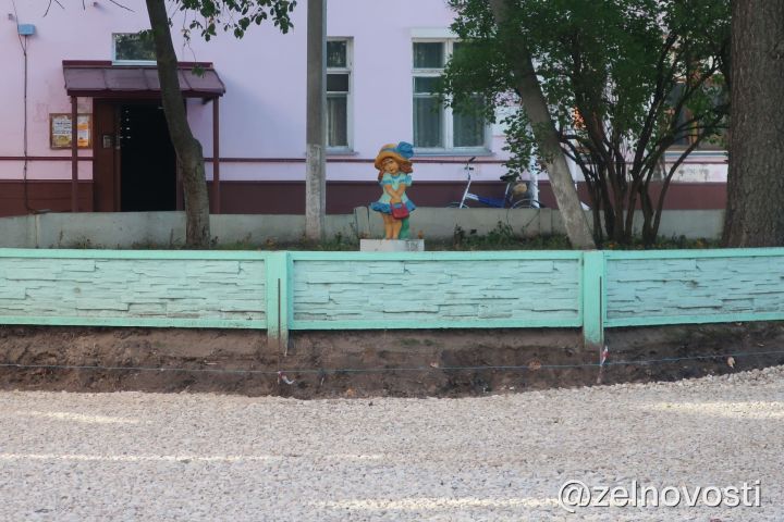 Фото: Во дворе знаменитого «серговского» дома (ул.Гагарина, 5/2) готовят основу для укладки асфальта