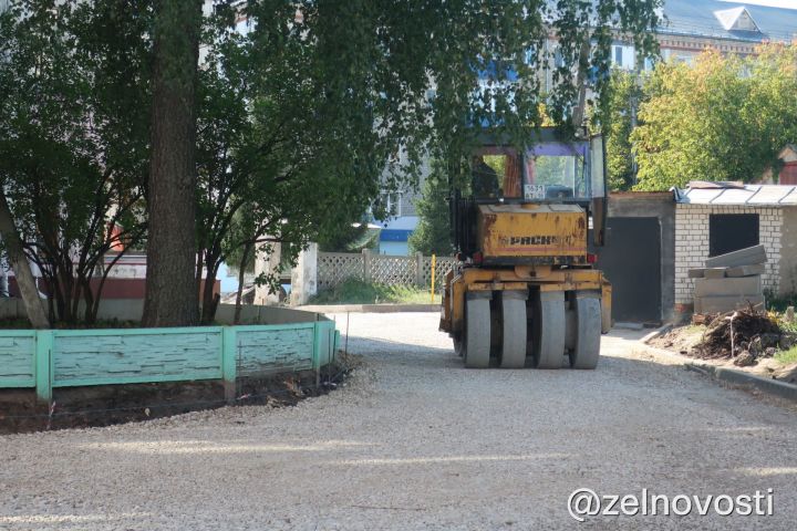 Фото: Во дворе знаменитого «серговского» дома (ул.Гагарина, 5/2) готовят основу для укладки асфальта
