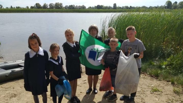 Экологический отряд школы №17 провели акцию "Чистый берег"