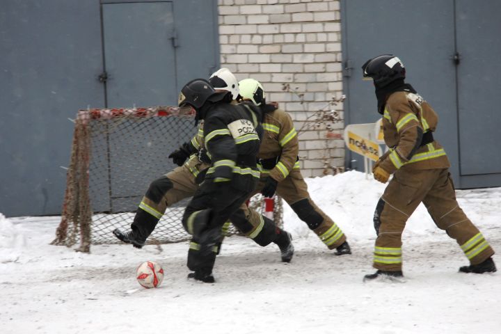 Зеленодольские пожарные провели товарищеские матчи по футболу в честь 30-летия МЧС России