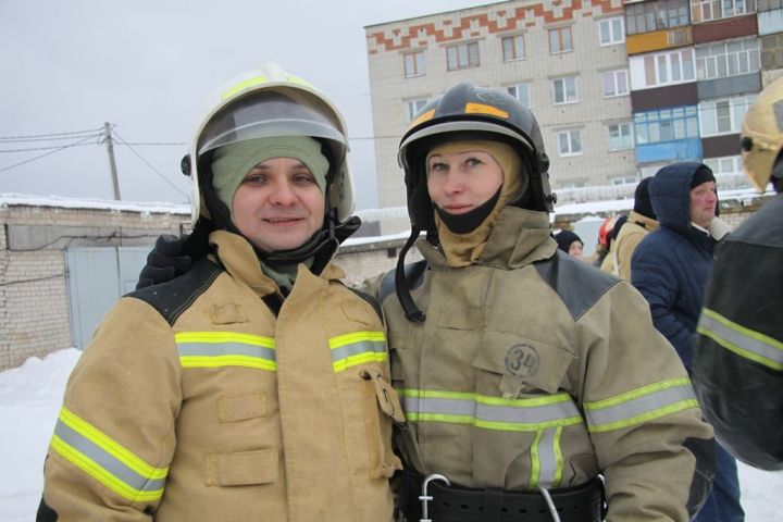 Зеленодольские пожарные провели товарищеские матчи по футболу в честь 30-летия МЧС России