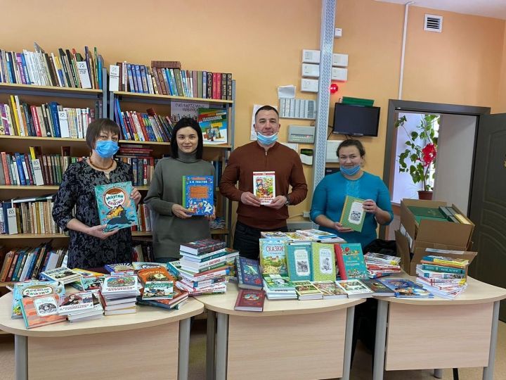 Благотворители подарили библиотеке поселка Васильево книги