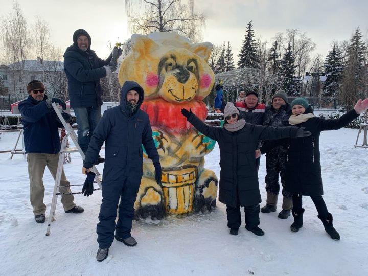 Парк «Авангард» украсили 12 снежных скульптур