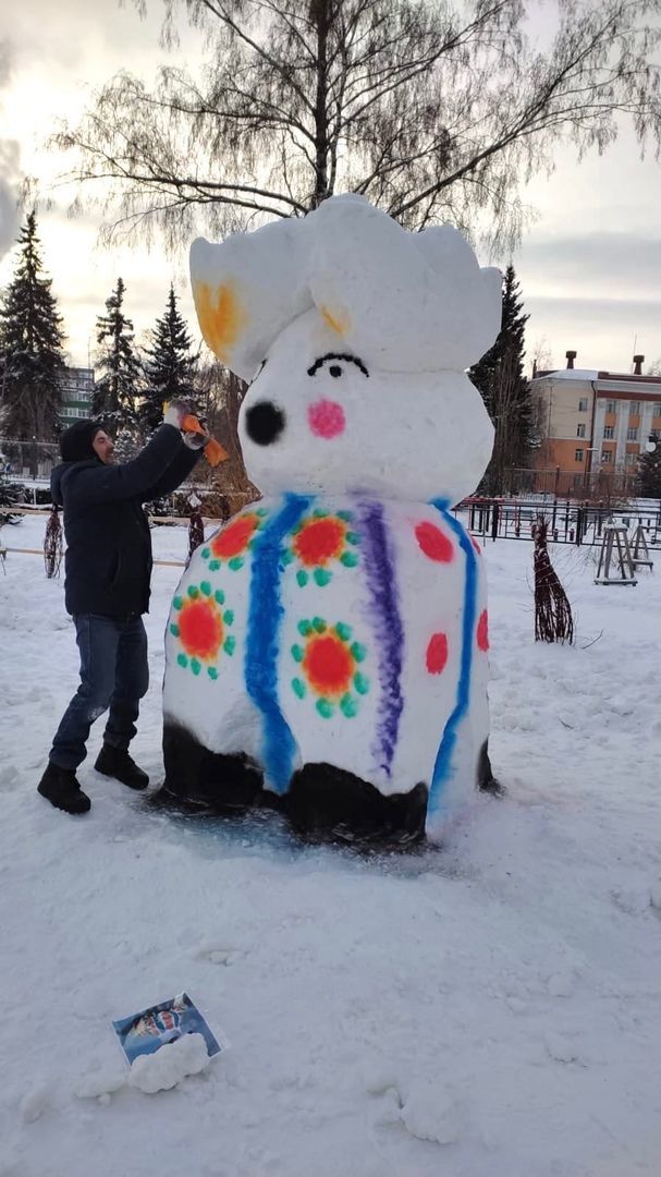 Парк «Авангард» украсили 12 снежных скульптур
