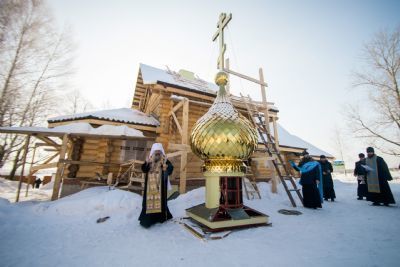 Новый митрополит освятил крест строящегося храма в селе Никольское