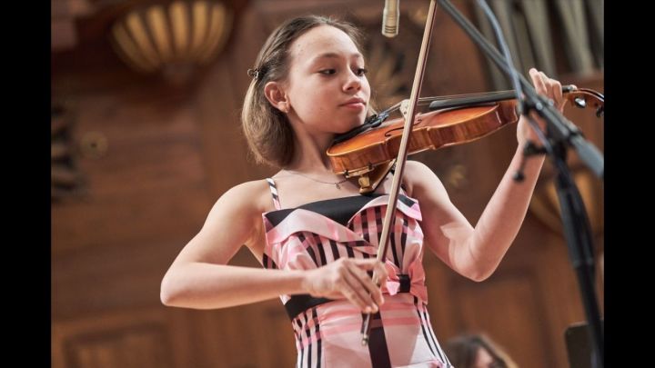 Юная айшинская скрипачка сыграла с оркестром «La Prumavera»