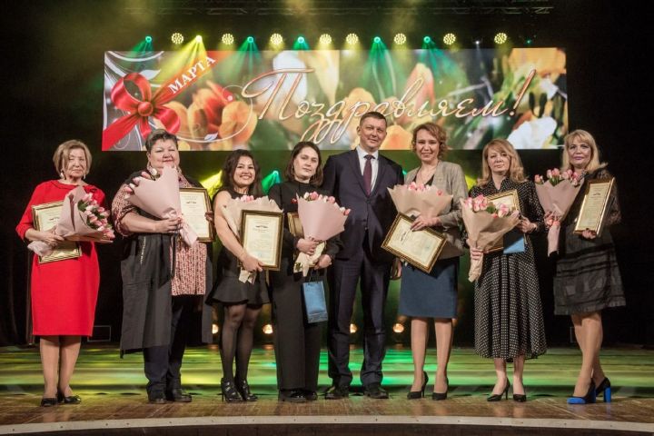 В ЦКиНТ имени Горького наградили женщин, отличившихся в работе, общественной деятельности и спорте