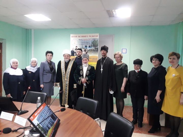 С участием ДУМ РТ и Всемирного конгресса татар в Зеленодольске состоялся Круглый стол по родным языкам