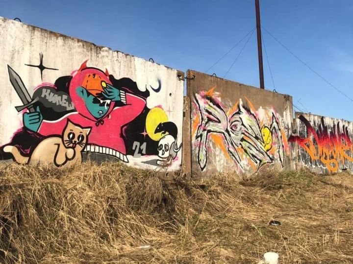 На стене бывшего стекольного завода Васильево появились новые граффити