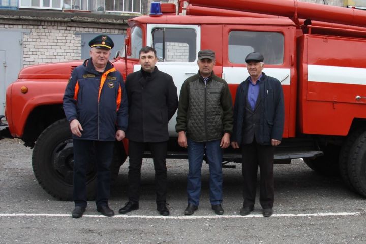 Пожарный автомобиль встал на боевое дежурство для добровольцев из Больших Ачасыр