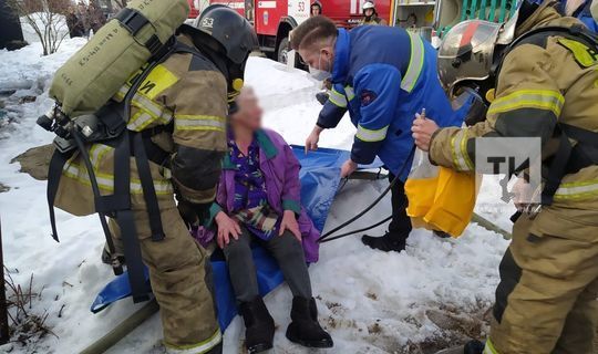 В Зеленодольске пожилая жительница, пытаясь потушить пожар в сарае, получила ожоги