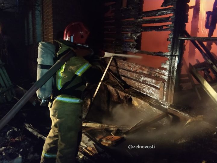 В Зеленодольске в доме в «Полукамушках» произошёл пожар