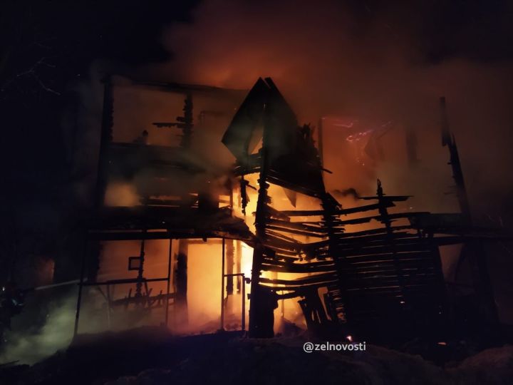 В Зеленодольске в доме в «Полукамушках» произошёл пожар
