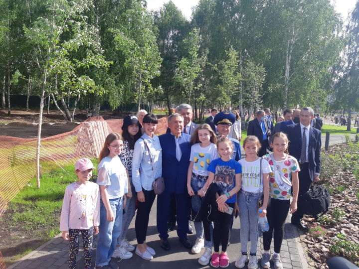 Рустам Минниханов угощал юных зеленодольцев мороженым в парке "Березовая роща"