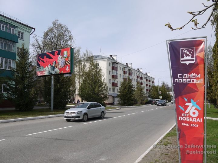 Улицы Зеленодольска украсили праздничные баннеры на военную тему