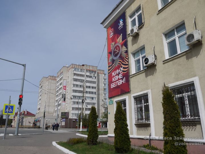 Улицы Зеленодольска украсили праздничные баннеры на военную тему