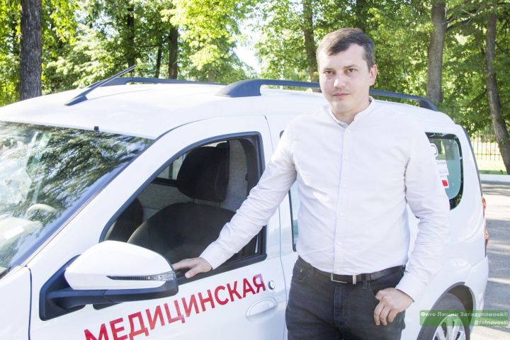 Долгой работы без поломок: Рустам Минниханов вручил Зеленодольскому району 10 автомобилей для нужд здравоохранения
