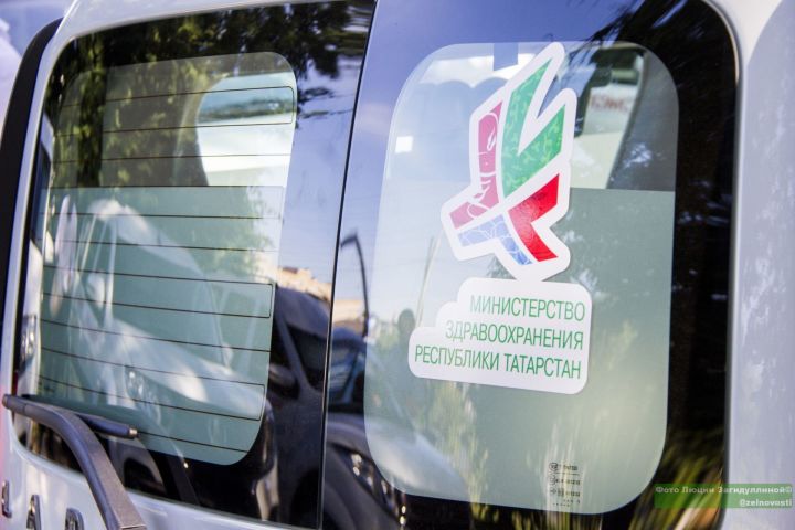 Долгой работы без поломок: Рустам Минниханов вручил Зеленодольскому району 10 автомобилей для нужд здравоохранения
