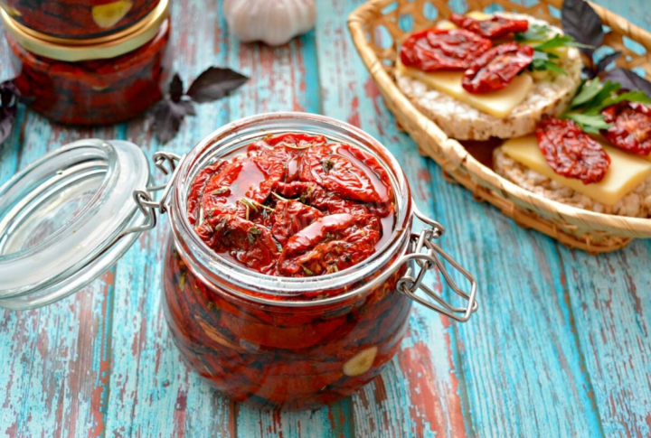 Блюдо, которое поднимет вам настроение и полезно для здоровья – Вяленые томаты. Приготовить самому проще простого