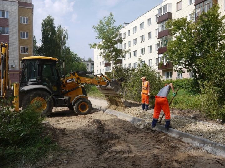 На придомовых территориях в Зеленодольске идут работы по президентской программе "Наш двор"