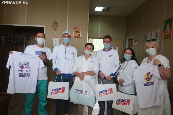 В Зеленодольском районе молодогвардейцы вручили медикам футболки супергероев