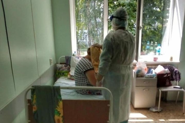 Пациенты ковидного госпиталя Зеленодольска исповедуются и причащаются Святых Христовых Таин