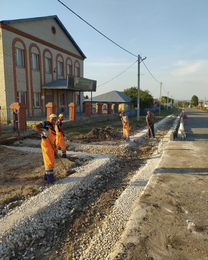 В селе Нурлаты завершается строительство пешеходного тротуара
