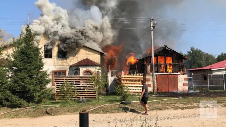В поселке Новопольский Зеленодольского района пожарные тушат частный дом