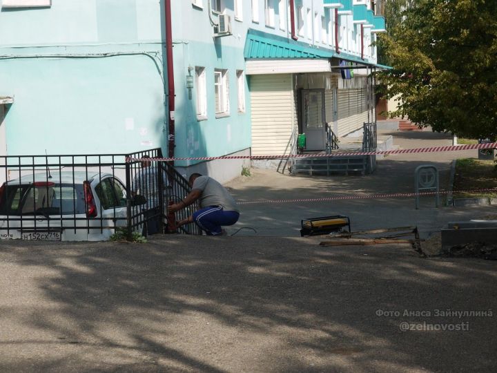 Лестница, ведущая от ул.Ленина к городскому озеру, приобретает новый вид