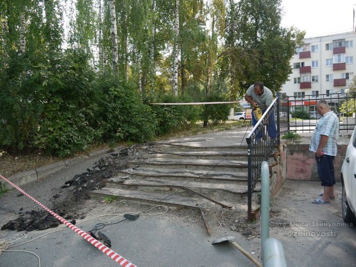 Лестница, ведущая от ул.Ленина к городскому озеру, приобретает новый вид