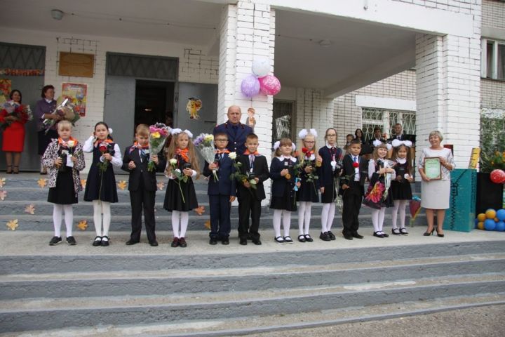 В День знаний представители Зеленодольского отделения ВДПО наградили ребят из школы №15