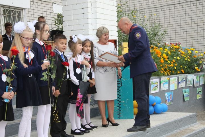 В День знаний представители Зеленодольского отделения ВДПО наградили ребят из школы №15