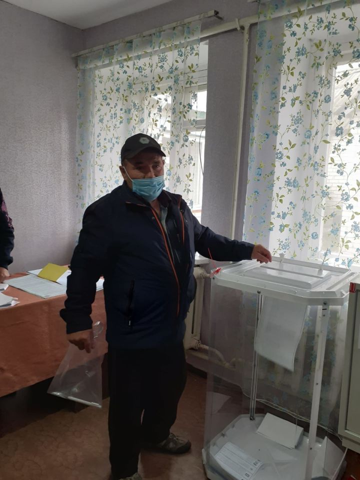 Активно голосуют: В Русско-Азелеевском сельском поселении одной из первых проголосовала 83-летняя жительница