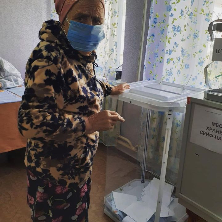 Активно голосуют: В Русско-Азелеевском сельском поселении одной из первых проголосовала 83-летняя жительница