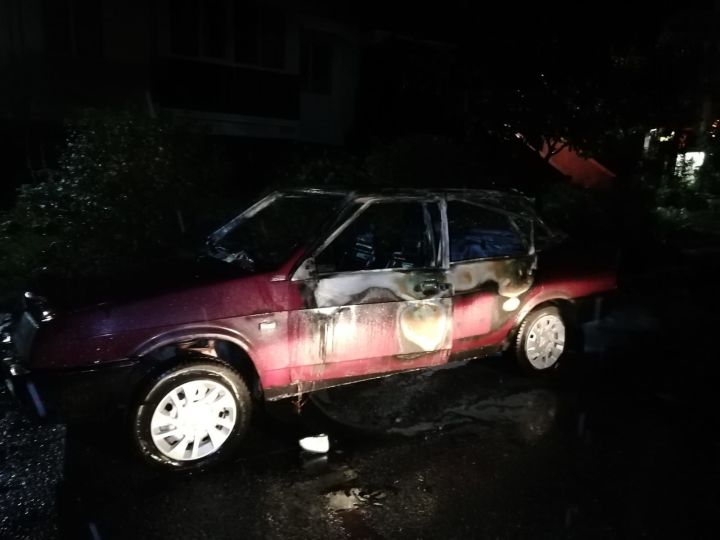 В Зеленодольске неизвестные сожгли за одну ночь 3 автомобиля