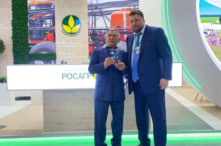 Президенту республики вручили официальный символ открытого чемпионата России по пахоте