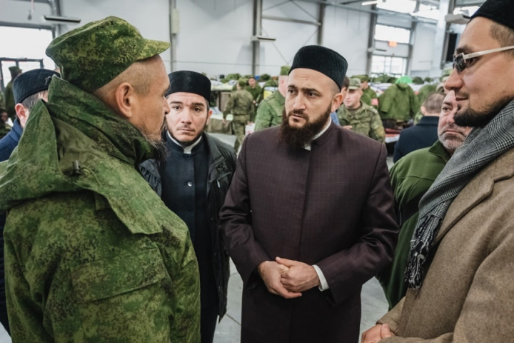 Муфтий РТ Камиль хазрат Самигуллин посетил пункт сбора мобилизованных татарстанцев, расположенный в МВЦ «Казань Экспо»